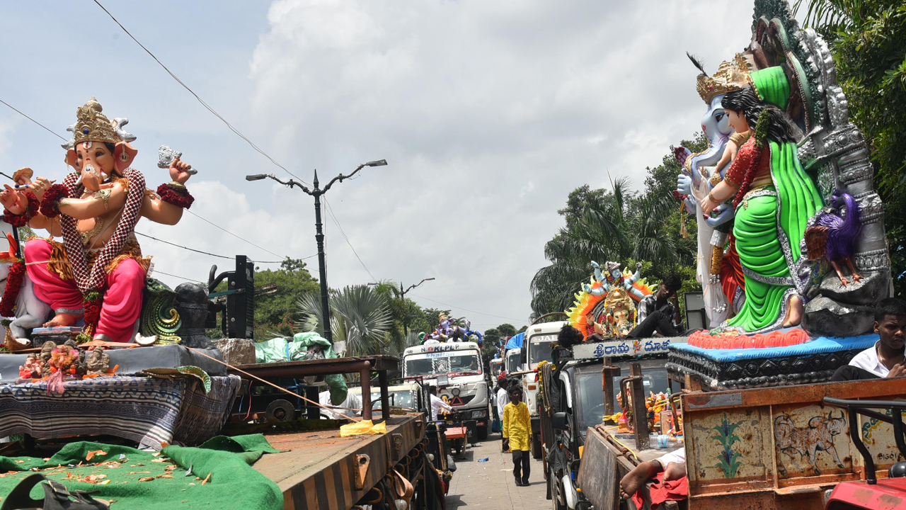 సర్వం సిద్ధం.. నిమజ్జనానికి తరలి వెళ్తున్న గణనాథుడు