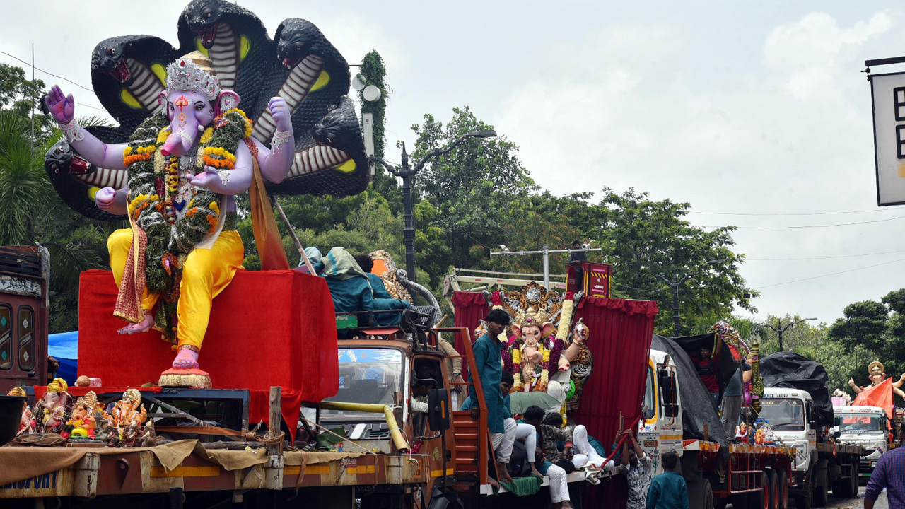 సర్వం సిద్ధం.. నిమజ్జనానికి తరలి వెళ్తున్న గణనాథుడు