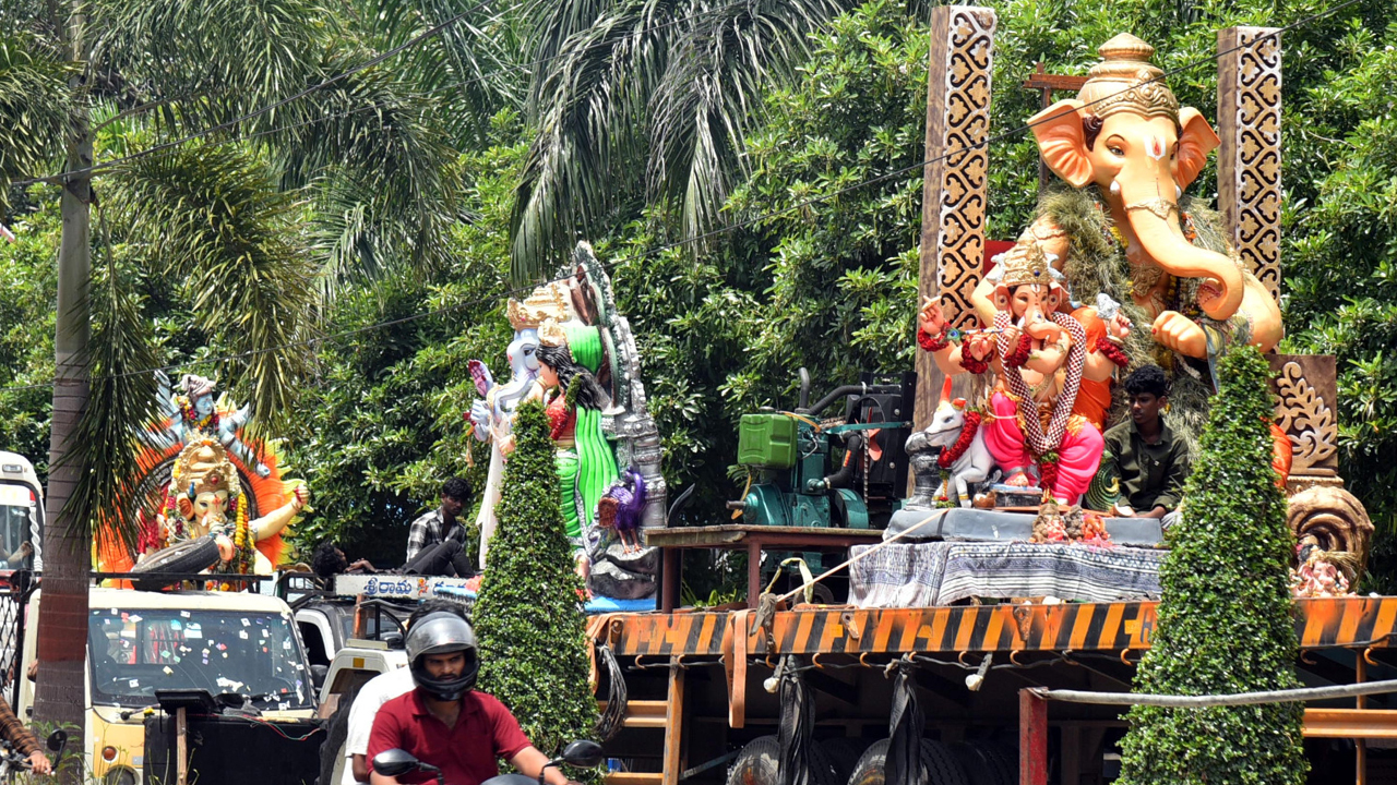 సర్వం సిద్ధం.. నిమజ్జనానికి తరలి వెళ్తున్న గణనాథుడు