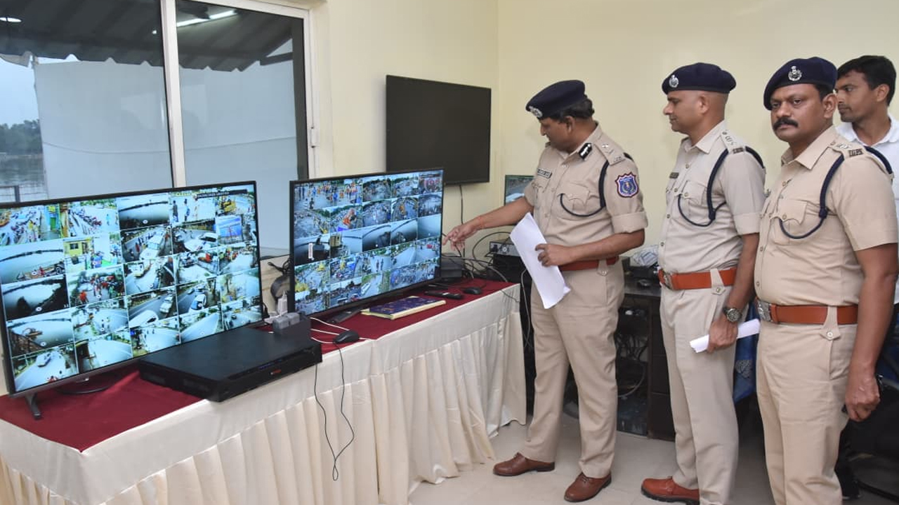 సర్వం సిద్ధం.. నిమజ్జనానికి తరలి వెళ్తున్న గణనాథుడు