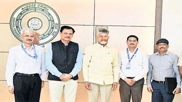 సీఎంను కలిసిన దక్షిణ కోస్తా రైల్వే జీఎం