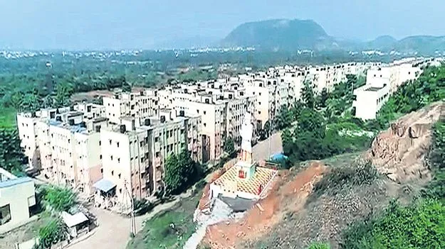 చేతులు మారిన కాలనీ ఇళ్లు