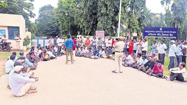 స్థానికులకు ఉక్కు మొండిచెయ్యి