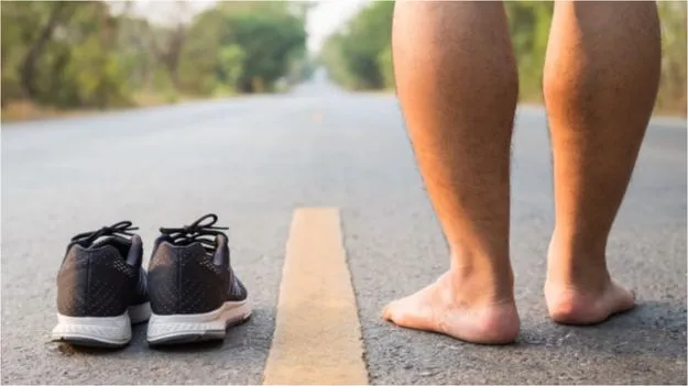 Walking Barefoot Vs Walking with Shoes: చెప్పులు లేకుండా నడవడం లేదా బూట్లు వేసుకుని నడవడం.. ఏది మంచిది?