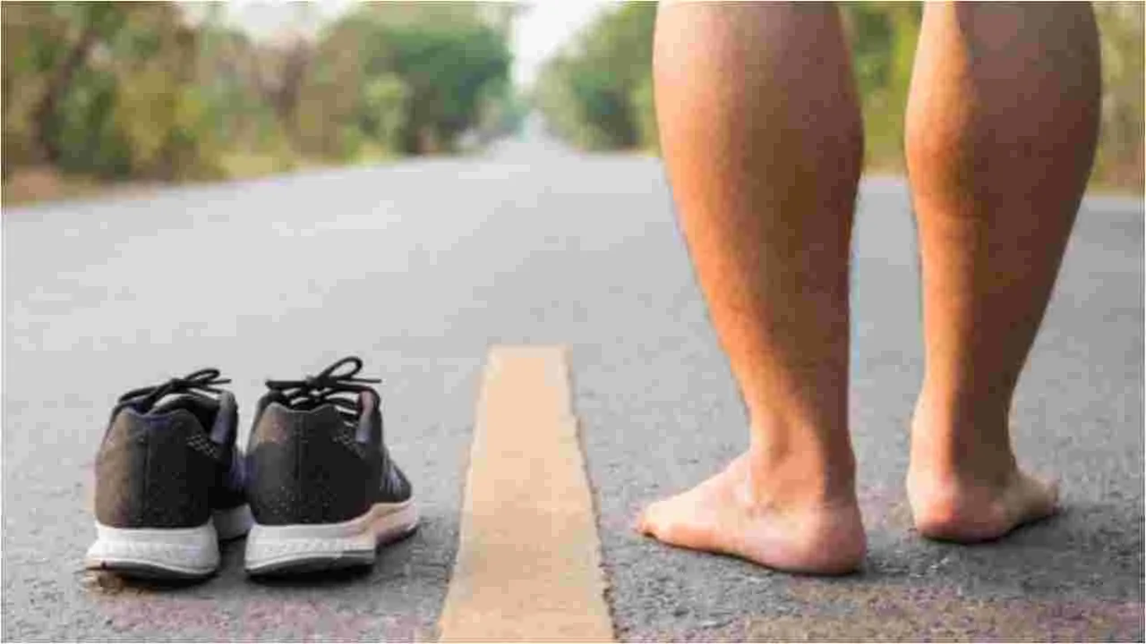Walking Barefoot Vs Walking with Shoes: చెప్పులు లేకుండా నడవడం లేదా బూట్లు వేసుకుని నడవడం.. ఏది మంచిది?