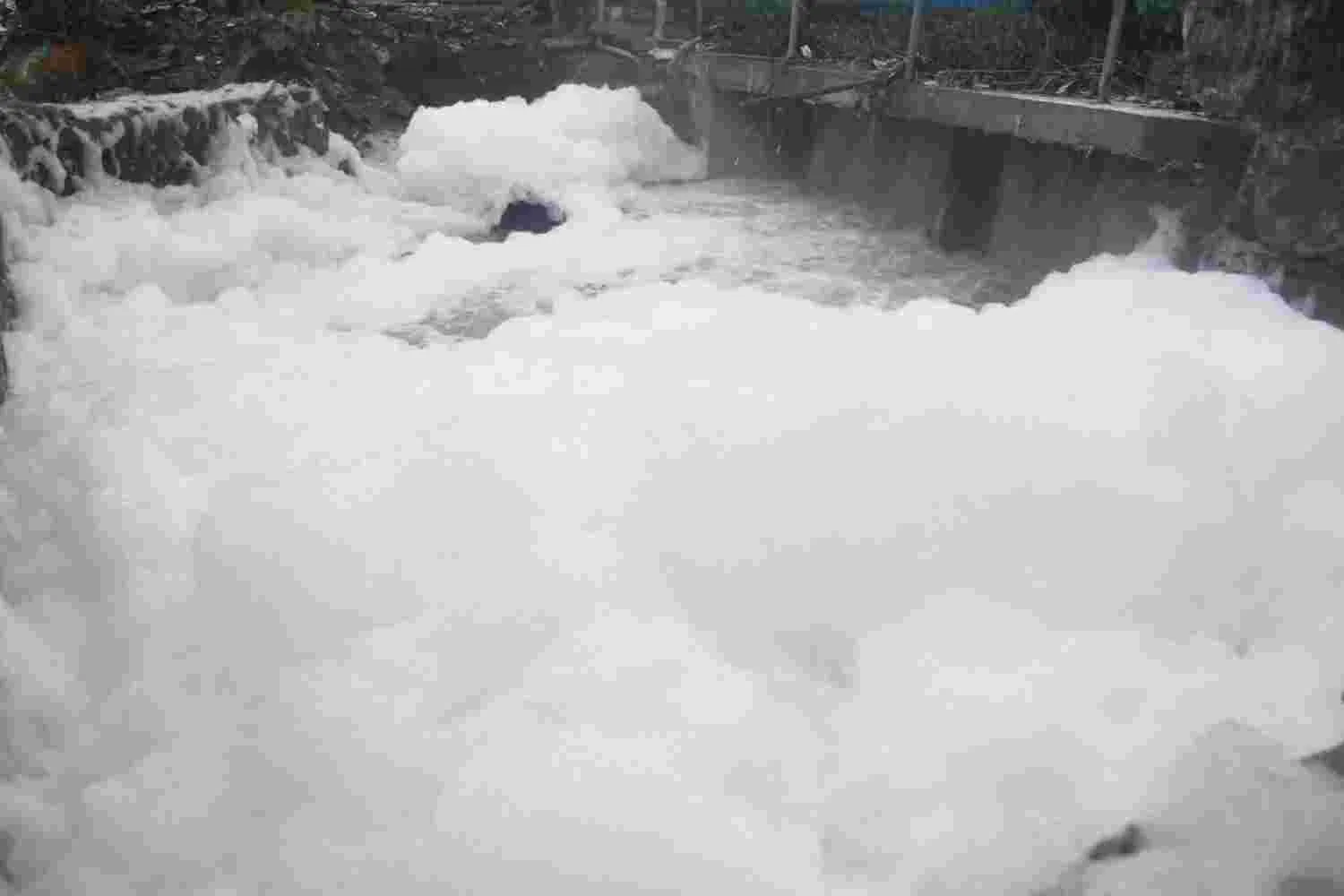  Lingampally :  లింగంపల్లి రైల్వే బ్రిడ్జ్‌ను చుట్టుముట్టిన వరద