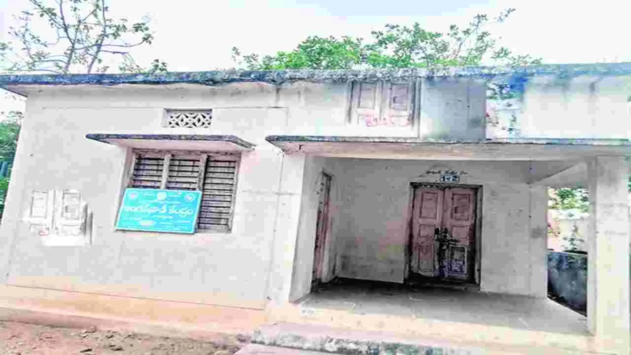 AP News: ఆయా.. కొడుకు.. ఇదీ ఓ అంగన్‌వాడీ కేంద్రం..