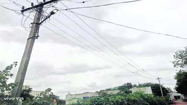 నిత్యం వెలుగుతున్న వీధిదీపాలు