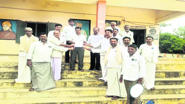 ఆ ఉపాధ్యాయుడు మాకొద్దు సార్‌..!