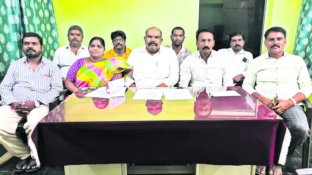 మార్కెట్‌ యార్డుపై వైసీపీ దాడి తగదు