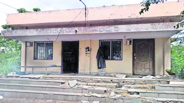 శిథిలావస్థలో విద్యుత సబ్‌స్టేషన భవనం