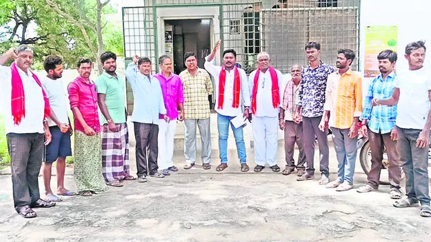 తగినంత యూరియా ఇవ్వాలి