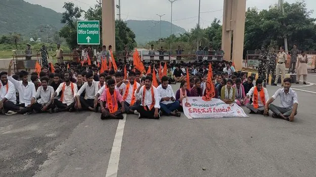 ఫీజు రీయింబర్స్‌మెంట్‌, స్కాలర్‌షిప్‌ విడుదల చేయాలి