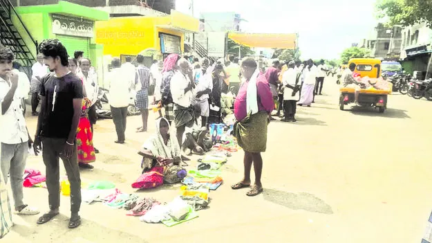 యూరియా కోసం ఎండలో నిరీక్షణ 