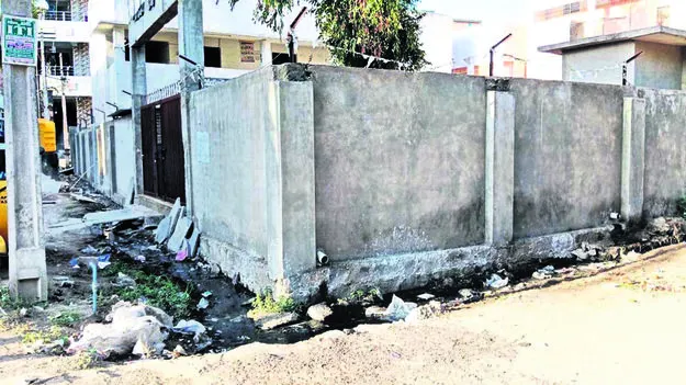 బడిచుట్టూ మురుగు 