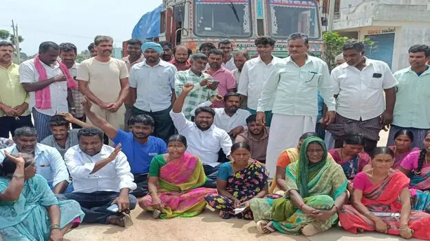 యూరియా కోసం రోడ్డెక్కిన రైతులు..