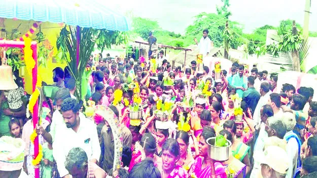 గ్రామదేవతకు భక్తిశ్రద్ధలతో బోనాలు