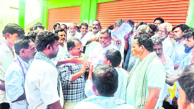 యూరియా కోసం నిలదీత