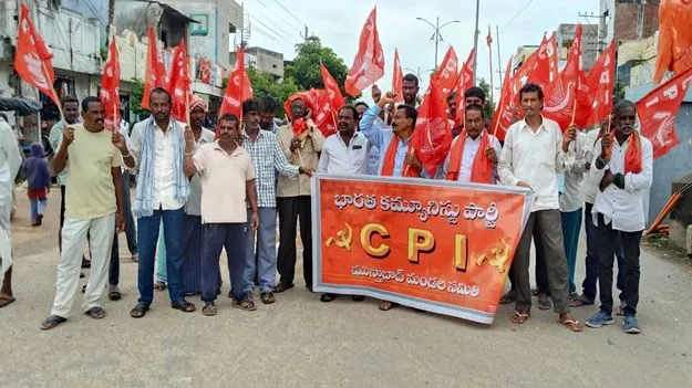 యూరియా కోసం రైతుల తంటాలు