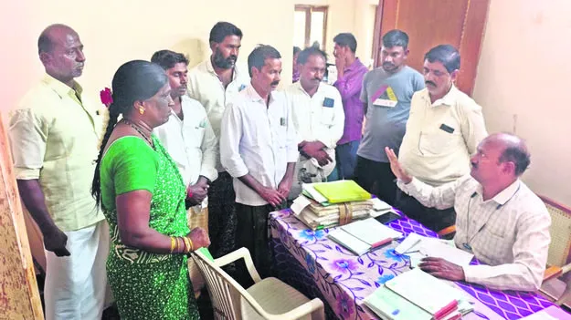 గోకులం షెడ్ల బిల్లుల కోసం ఆందోళన