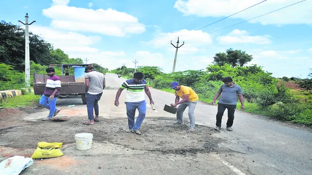 రోడ్డుపై గుంతలు పూడ్చివేత