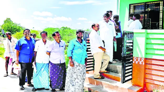 యూరియా కోసం పడిగాపులు