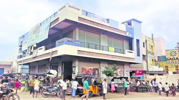 ఏడేళ్లుగా షాపింగ్‌ కాంప్లెక్స్‌ నిరుపయోగం