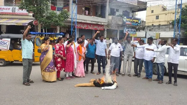 రాహుల్‌ గాంధీ దిష్టిబొమ్మ దహనం