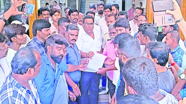 కార్పొరేట్‌ సెలూన్లను తొలగించాలి