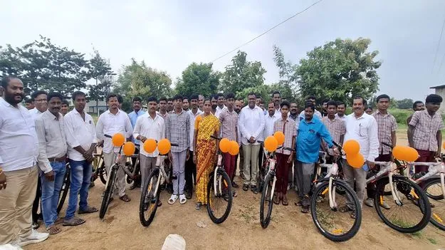 గజసింగవరంలో విద్యార్థులకు సైకిళ్ల పంపిణీ