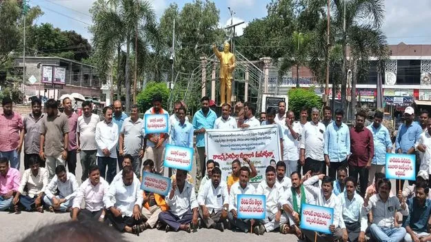 అసత్య ప్రచారం చేస్తున్న ఎమ్మెల్యేలను సస్పెండ్‌ చేయాలి