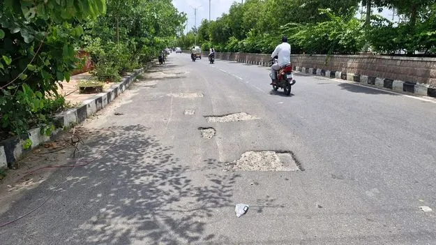 రహదారులపై గుంతలు.. తప్పని తిప్పలు