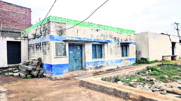 నేటికీ  వైసీపీ రంగులే..!