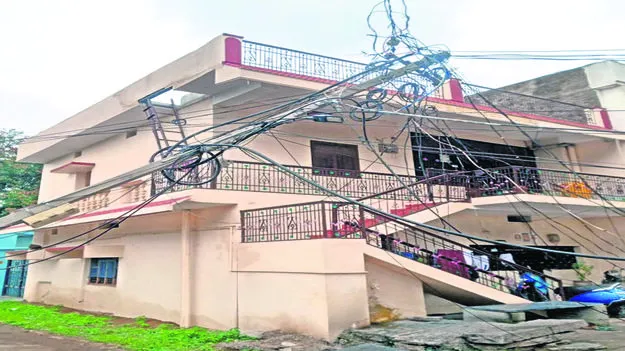 ఇంటిపై కూలిన విద్యుత స్తంభం