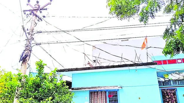 ఇళ్లపై విద్యుత తీగలు