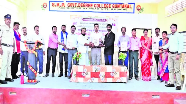 ఘనంగా  పుస్తక పరిచయ సభ