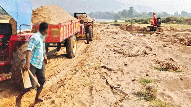 ఇసుకాసురులకు నోటీసులు