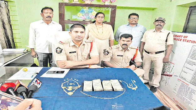 ఆటోలు, బస్సుల్లో మహిళలే టార్గెట్‌