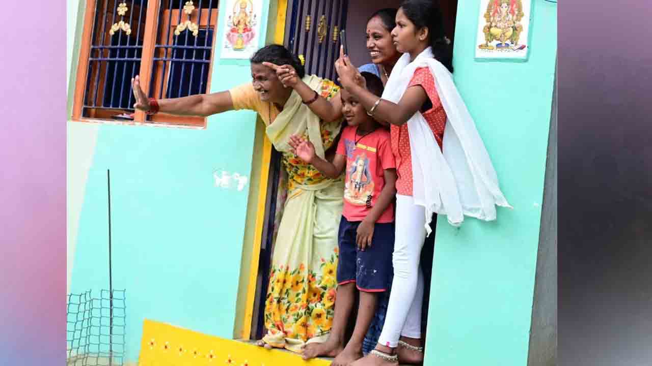 CM Chandrababu: రాజంపేటలో పెన్షన్ల పంపిణీలో పాల్గొన్న సీఎం చంద్రబాబు