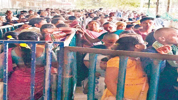 ఆదిత్యుని దర్శనానికి పోటెత్తిన భక్తజనం