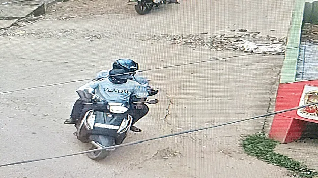 అద్దెంటి కోసం వచ్చి.. వృద్ధురాలి మెడలో గొలుసు లాక్కెళ్లారు!