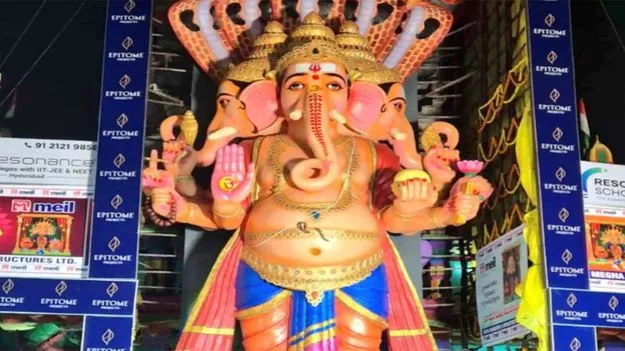 Khairatabad Ganesh: పుణ్యక్షేత్రంలా ఖైరతాబాద్‌.. భారీ గణేశ్‌ వద్ద తగ్గని రద్దీ