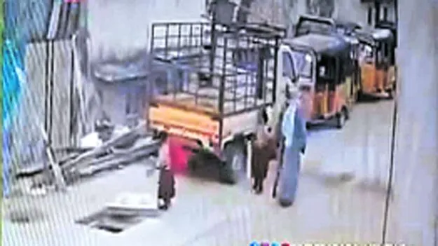 Hyderabad: క్యాచ్‌పిట్‌లో పడిన చిన్నారి..