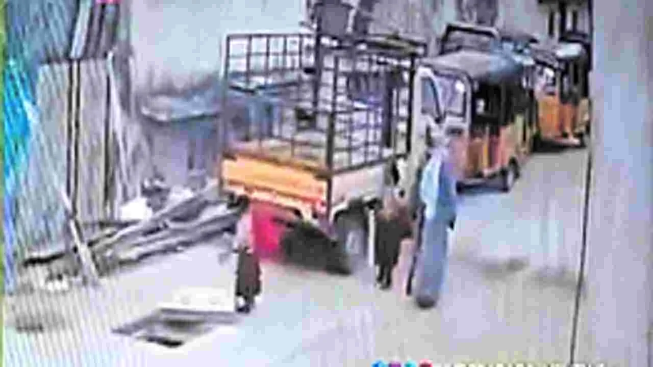 Hyderabad: క్యాచ్‌పిట్‌లో పడిన చిన్నారి..