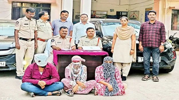 న్యూడ్‌ కాల్స్‌తో ఆకర్షణ