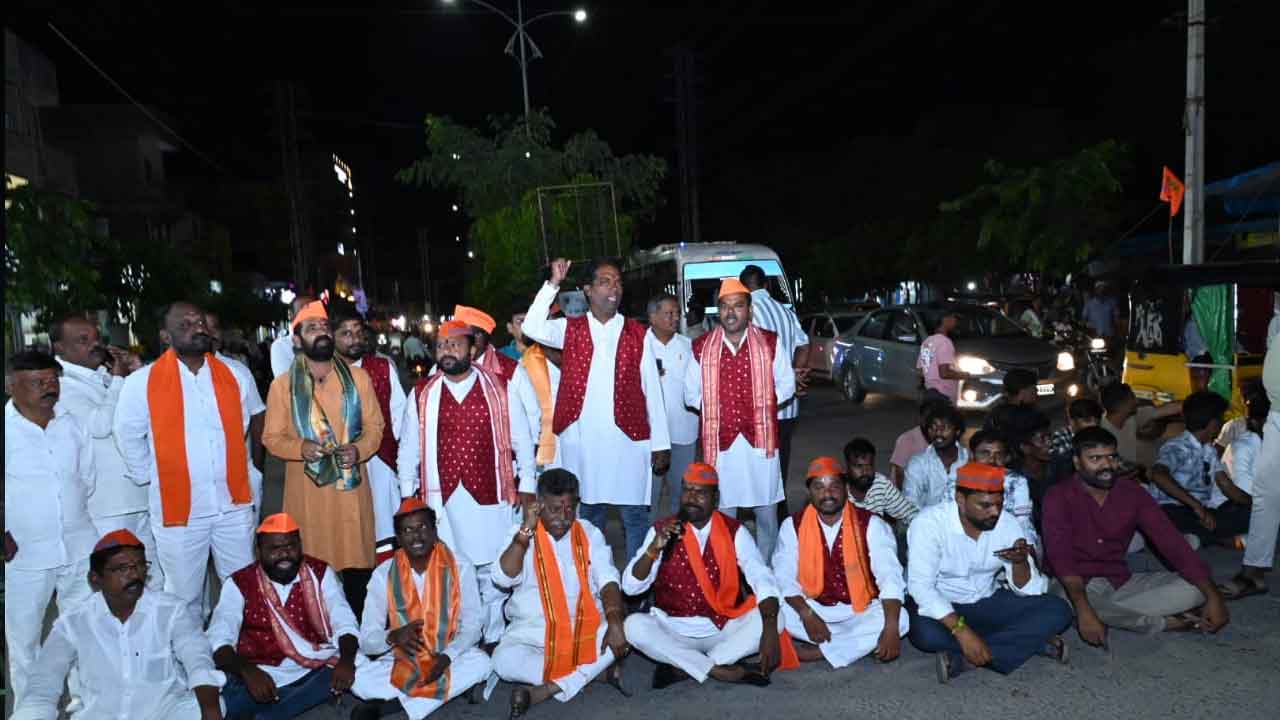 Ganesh immersion Yadadri Bhuvanagiri: భువనగిరి గణేష నిమజ్జనాల్లో భక్తుల రాస్తారోకో..