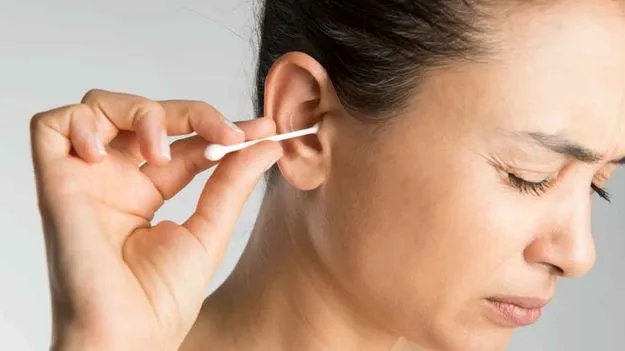 Ear Cleaning Buds: చెవులను  కాటన్ ఇయర్‌బడ్స్‌తో క్లీన్ చేస్తున్నారా? అయితే, ఈ విషయంలో జాగ్రత్త..!
