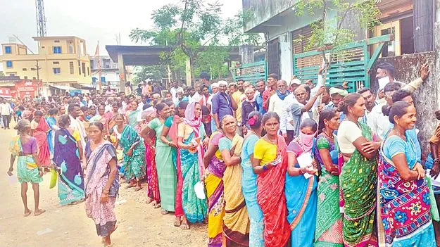 Farmers Protest Urea Shortage: యూరియా కొరత.. తీరని వ్యథ!