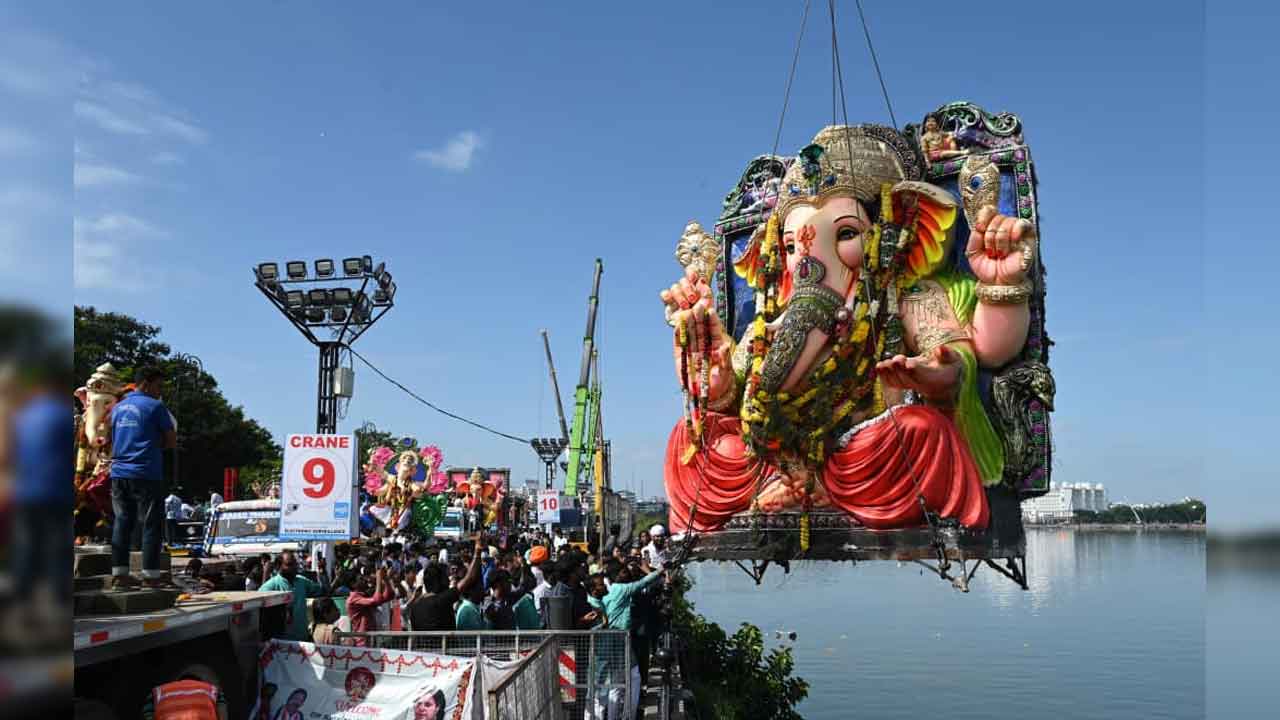 Khairatabad Ganesh: బై బై గణేశా! ఖైరతాబాద్ గణపతికి భక్తుల ఘన వీడ్కోలు