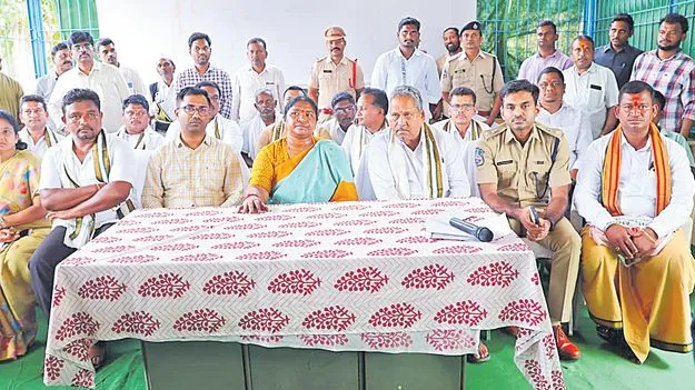 Minister Dhanasari Seethakka: మేడారంలో శాశ్వతంగా నిలిచేలా రాతి కట్టడాలు